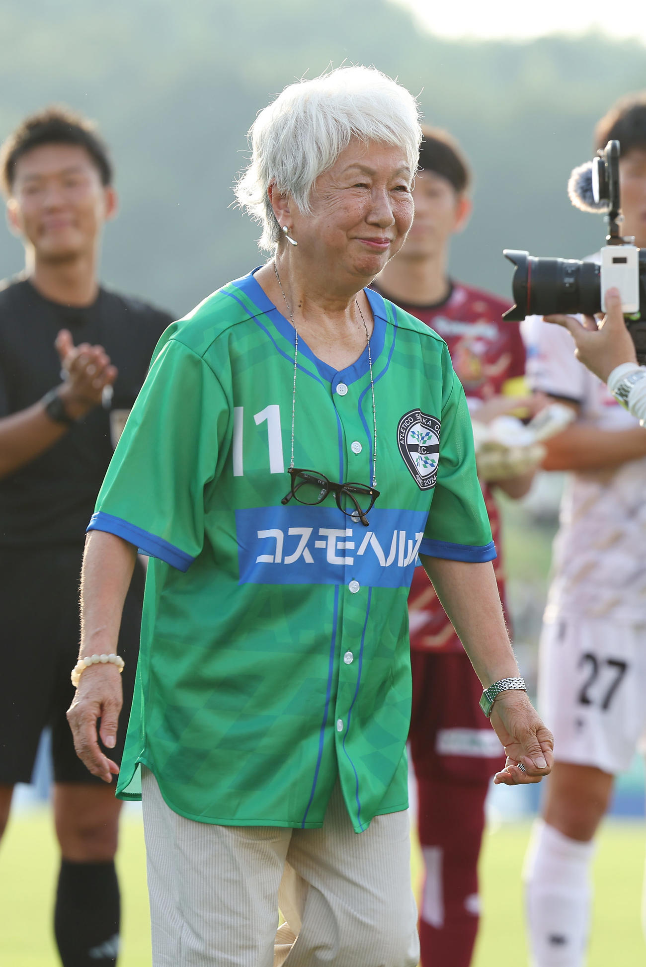JFL鈴鹿対三重　試合前、鈴鹿カズに花束を贈った母の由子さん（撮影・前田充）