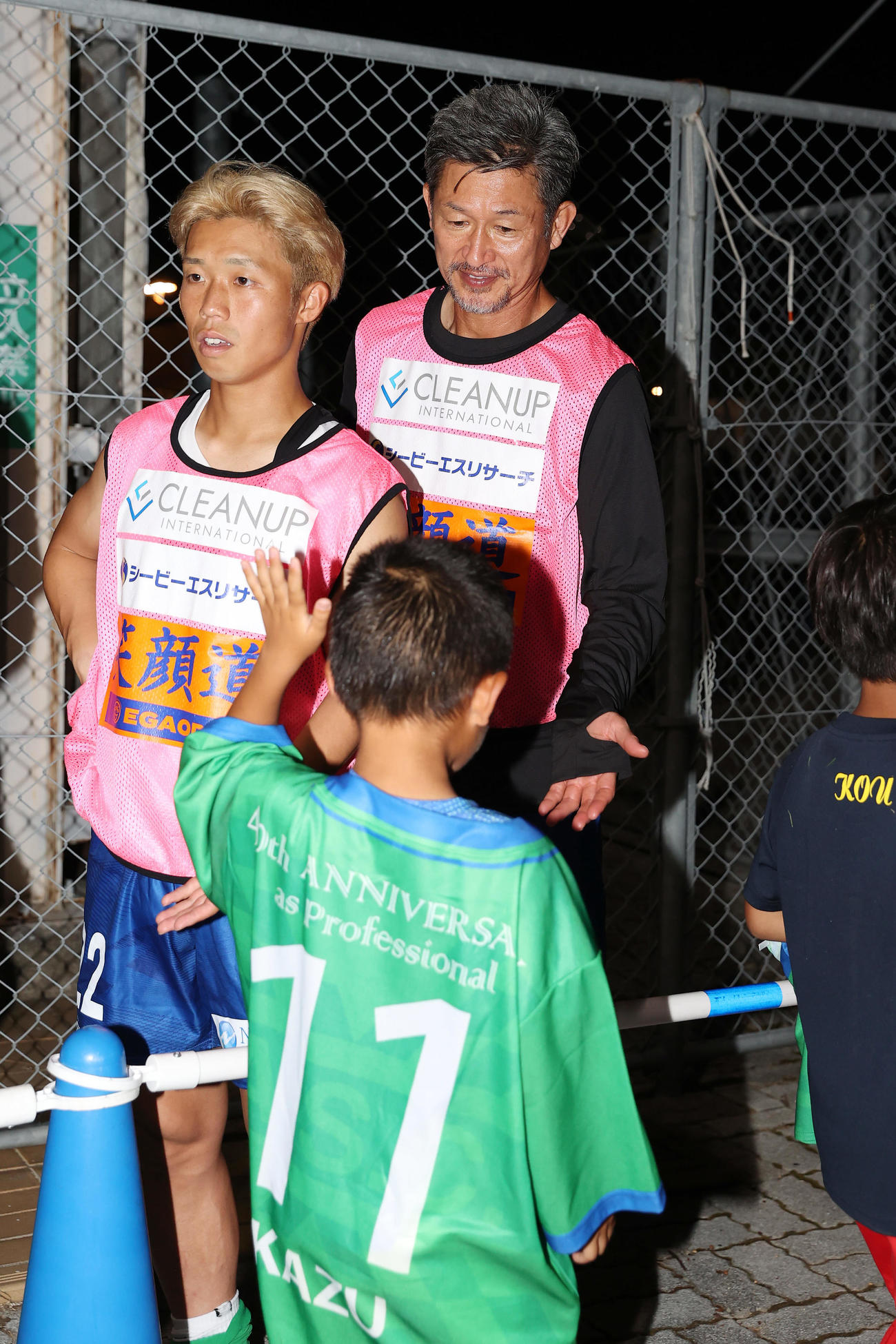 JFL鈴鹿対三重　試合後、ファンの子どもたちとタッチを交わす鈴鹿カズ（右）ら（撮影・前田充）