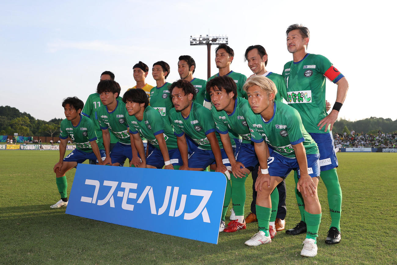 JFL鈴鹿対三重　プロ40周年特別記念試合に先発出場する鈴鹿カズ（右端）（撮影・前田充）