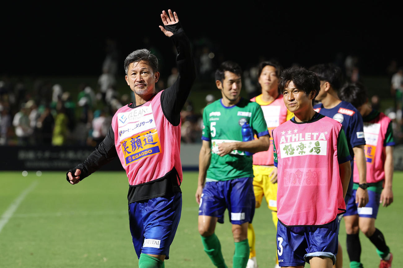 JFL鈴鹿対三重　試合後、スタンドのファンに手を振る鈴鹿カズ（左）（撮影・前田充）