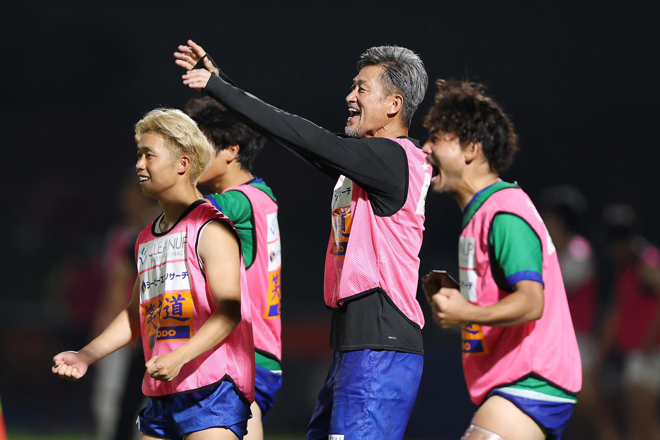 JFL鈴鹿対三重　後半、チームが同点に追いつき、ベンチを飛び出して喜ぶカズ（中央）ら鈴鹿の選手たち（撮影・前田充）