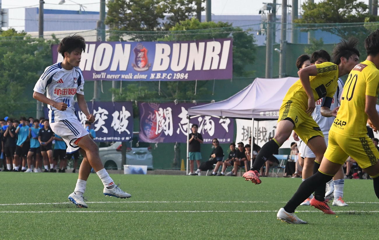 1－0の後半追加タイム9分に右足ミドルを決める新潟U－18・井本（左）（撮影・小林忠）