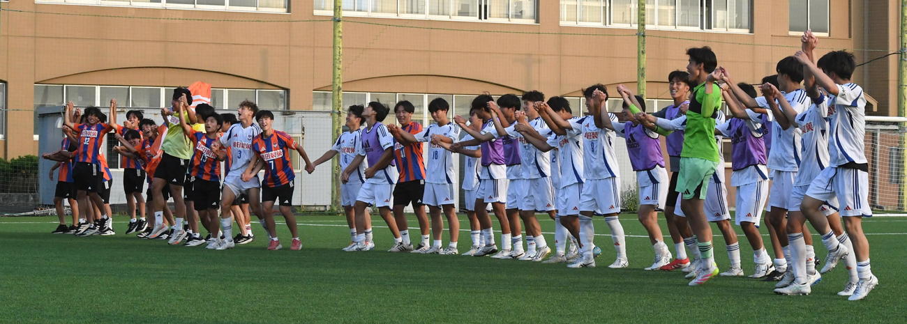 日本文理を2－0で下し喜ぶ新潟U－18の選手たち（撮影・小林忠）