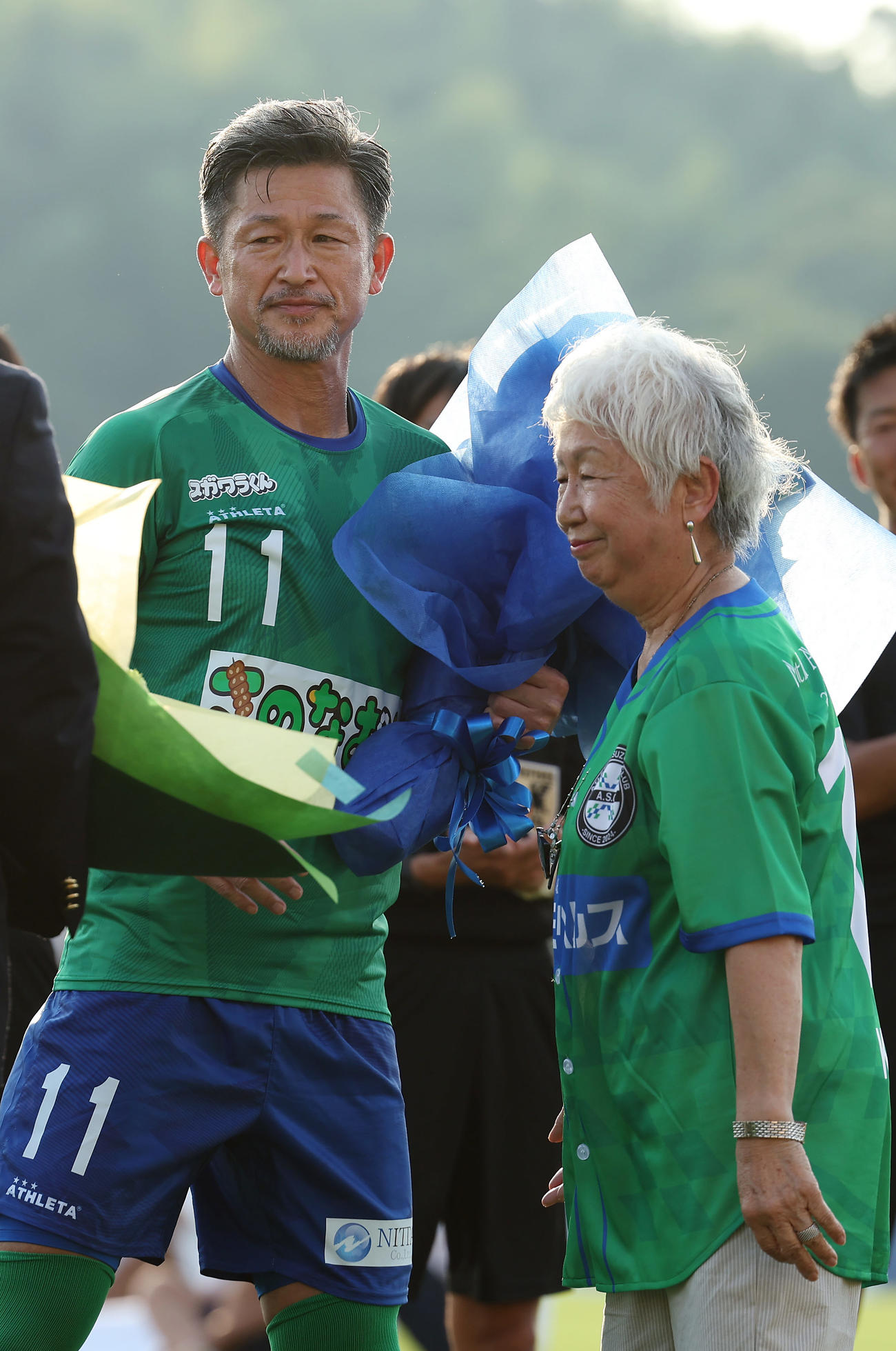 JFL鈴鹿対三重　試合前、母の由子さん（右）から花束を受け取った鈴鹿カズ（撮影・前田充）