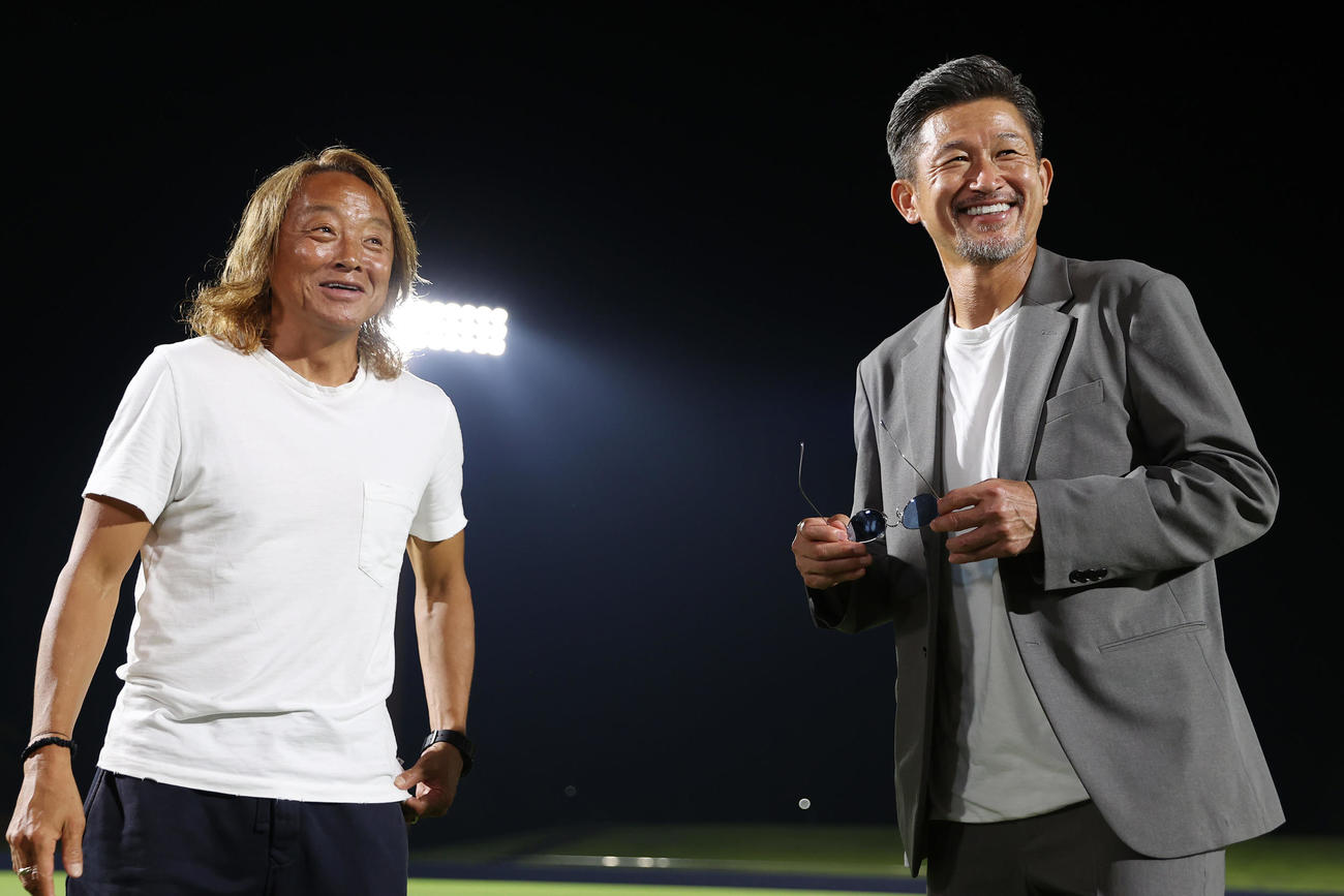 JFL鈴鹿対三重　試合後、北澤豪氏（左）と談笑する鈴鹿カズ（撮影・前田充）