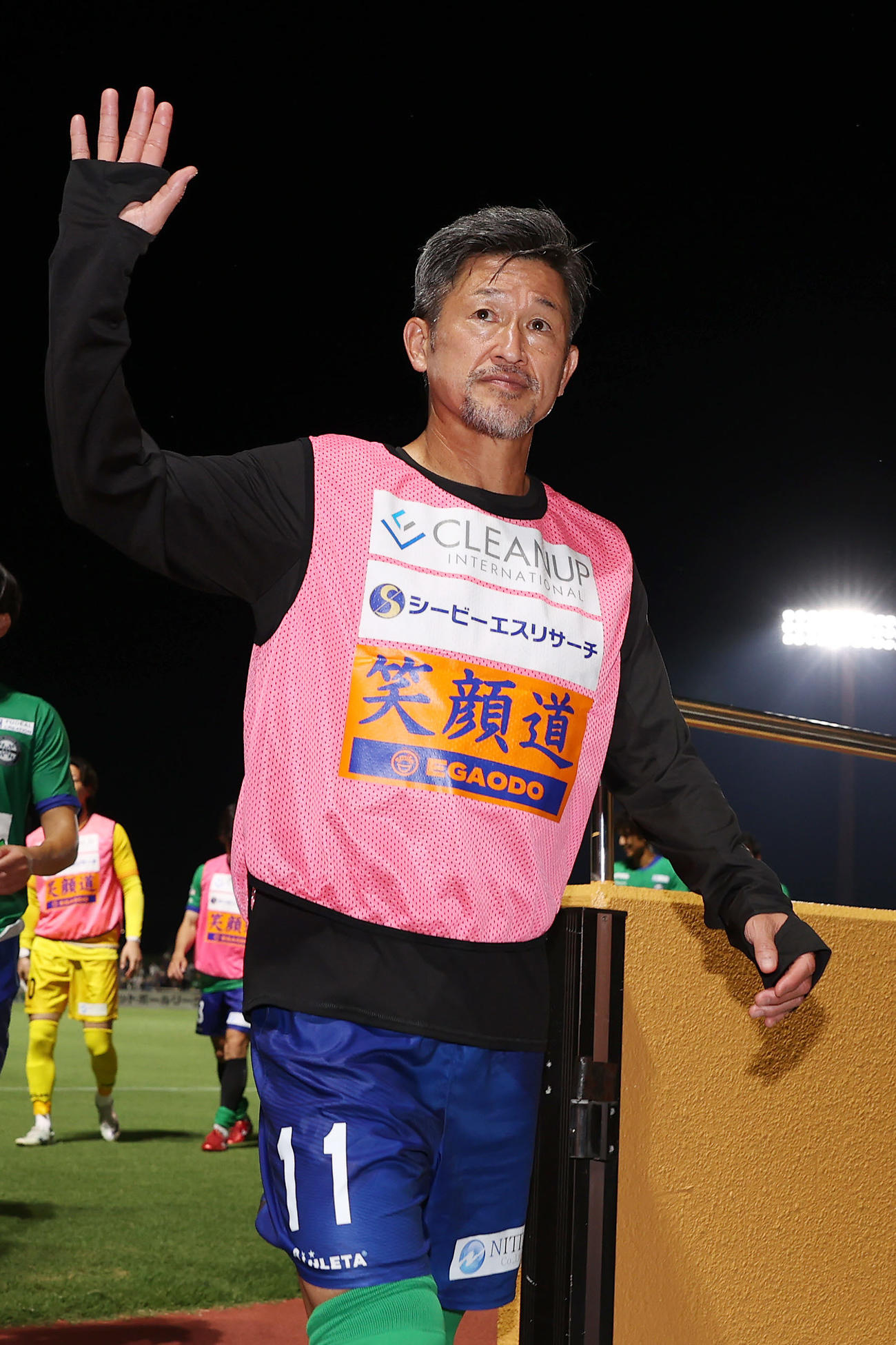 JFL鈴鹿対三重　試合後、スタンドのファンに手を振る鈴鹿カズ（撮影・前田充）