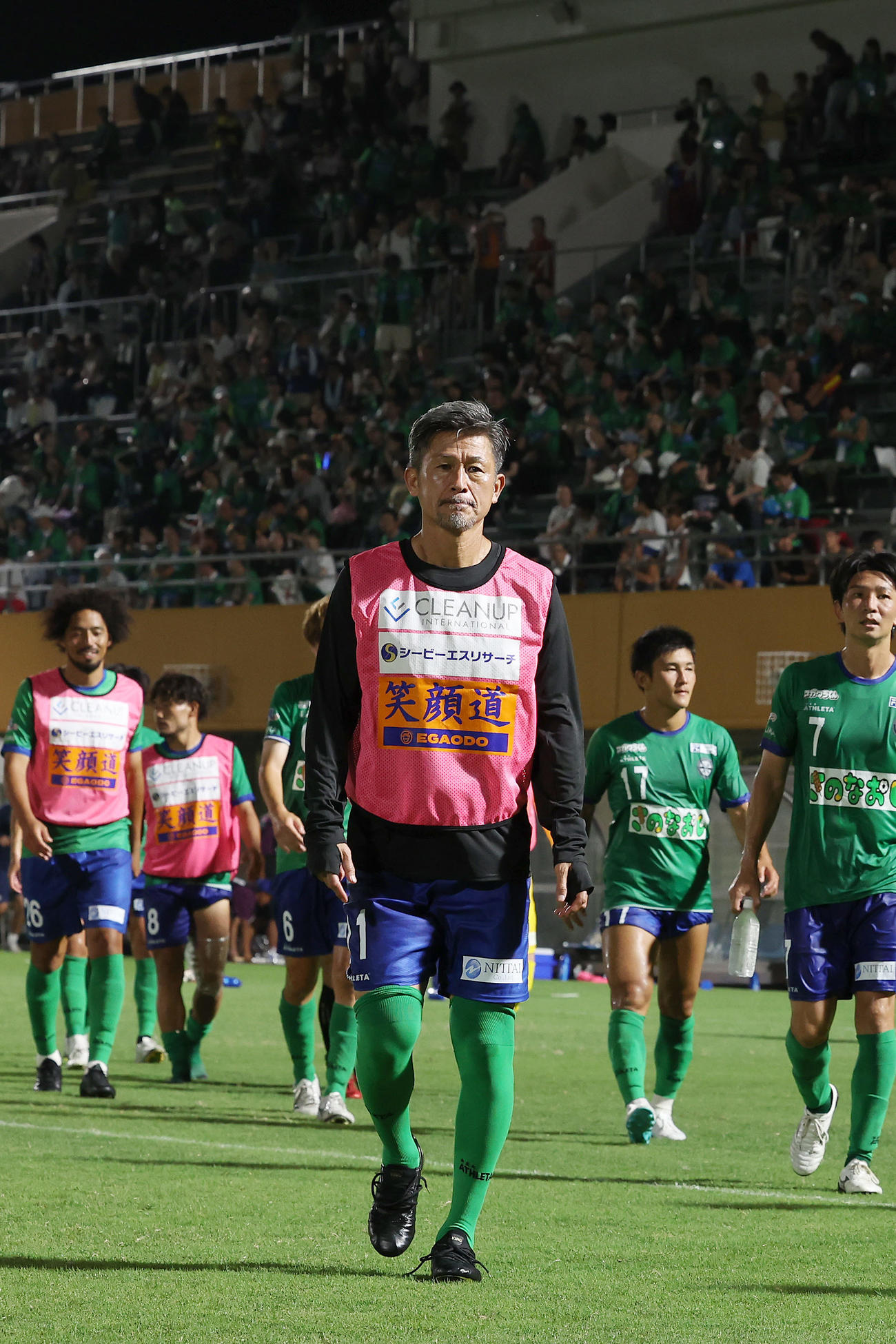 JFL鈴鹿対三重　試合後、サポーターへのあいさつに向かう鈴鹿カズ（中央）ら（撮影・前田充）