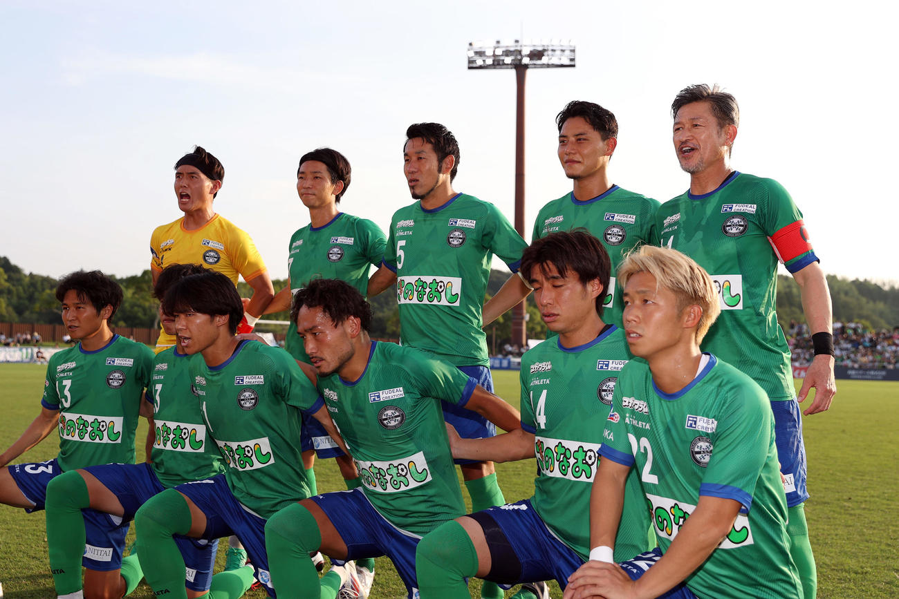JFL鈴鹿対三重　プロ40周年特別記念試合に先発出場する鈴鹿カズ（右端）（撮影・前田充）