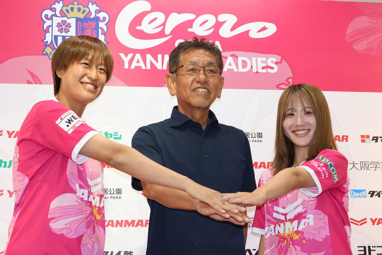 C大阪ヤンマー新体制会見に参加した左から、宝田沙織、松田岳夫監督、新井萌禾