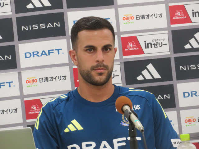 新入団会見に臨んだ横浜FWデイビッド