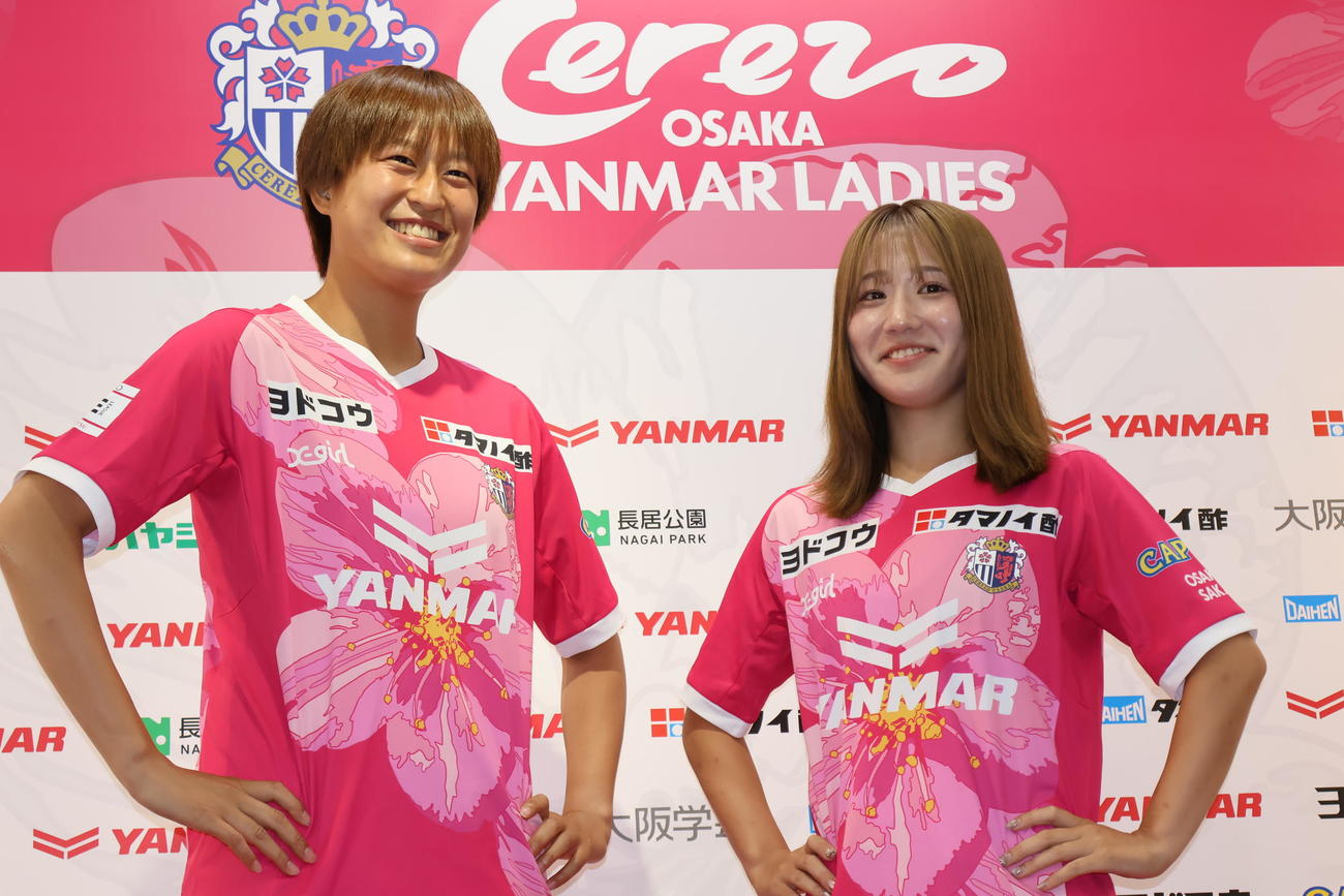 9日のC大阪ヤンマー新体制会見に出席したMF新井萌禾（右）。左はFW宝田沙織