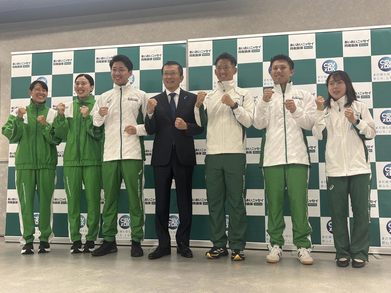 あいおいニッセイ同和損保の国際大会出場選手取材会で笑顔を見せる左から競泳の小堀倭加、松本信歩、パラ水泳の荻原虎太郎、新納啓介社長、デフサッカーの松元卓巳、車いすバスケットボールの岩田晋作、パラ陸上の岡野華子（撮影・松本航）