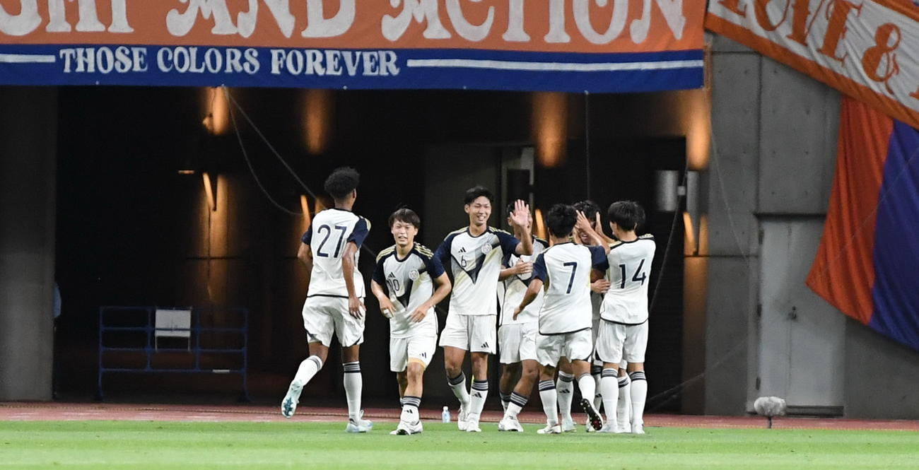 天皇杯3回戦・J1新潟対東洋大　前半45分に先制点を決めた東洋大（撮影・小林忠）