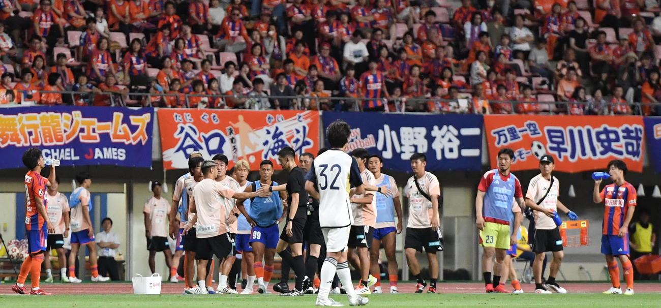 天皇杯3回戦・J1新潟対東洋大　前半45分、東洋大の先制点に猛抗議する新潟のベンチメンバー（撮影・小林忠）