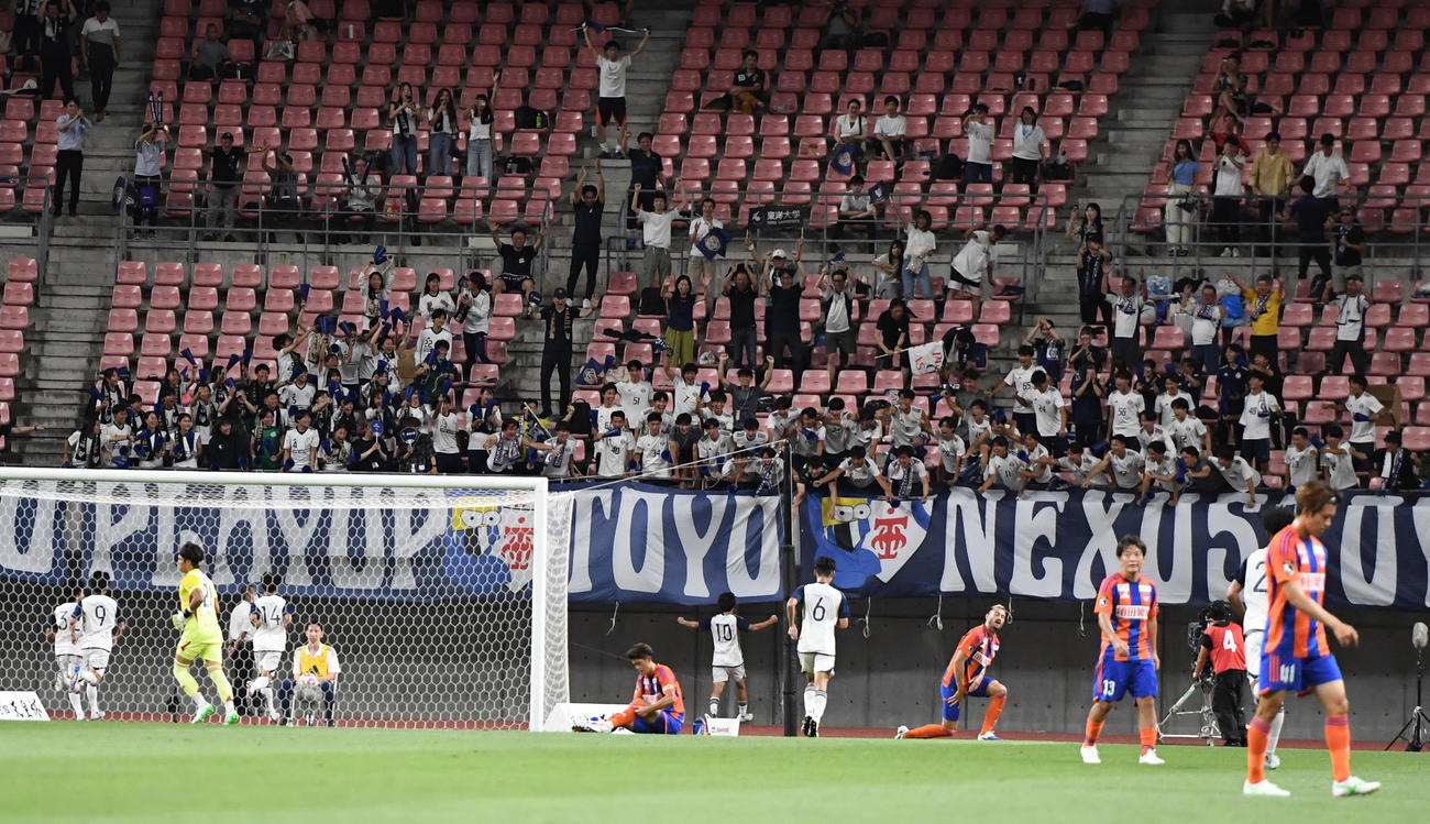 天皇杯3回戦・J1新潟対東洋大　1－1の後半12分に勝ち越す東洋大（撮影・小林忠）