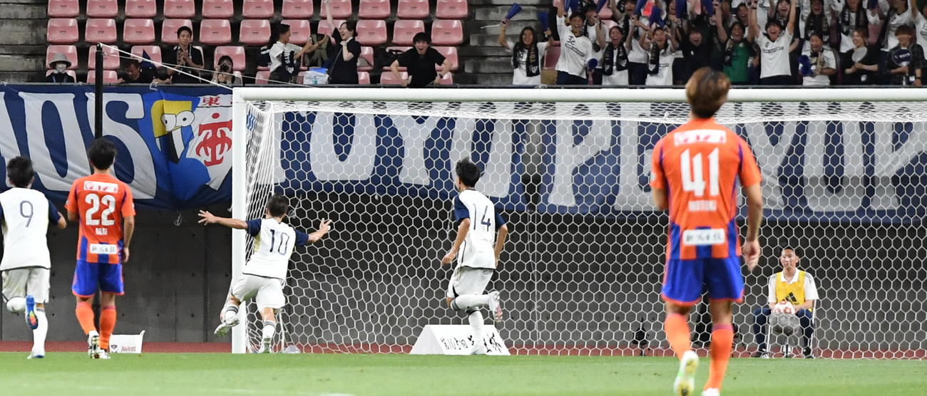 天皇杯3回戦・J1新潟対東洋大　1－1の後半12分に勝ち越す東洋大（撮影・小林忠）
