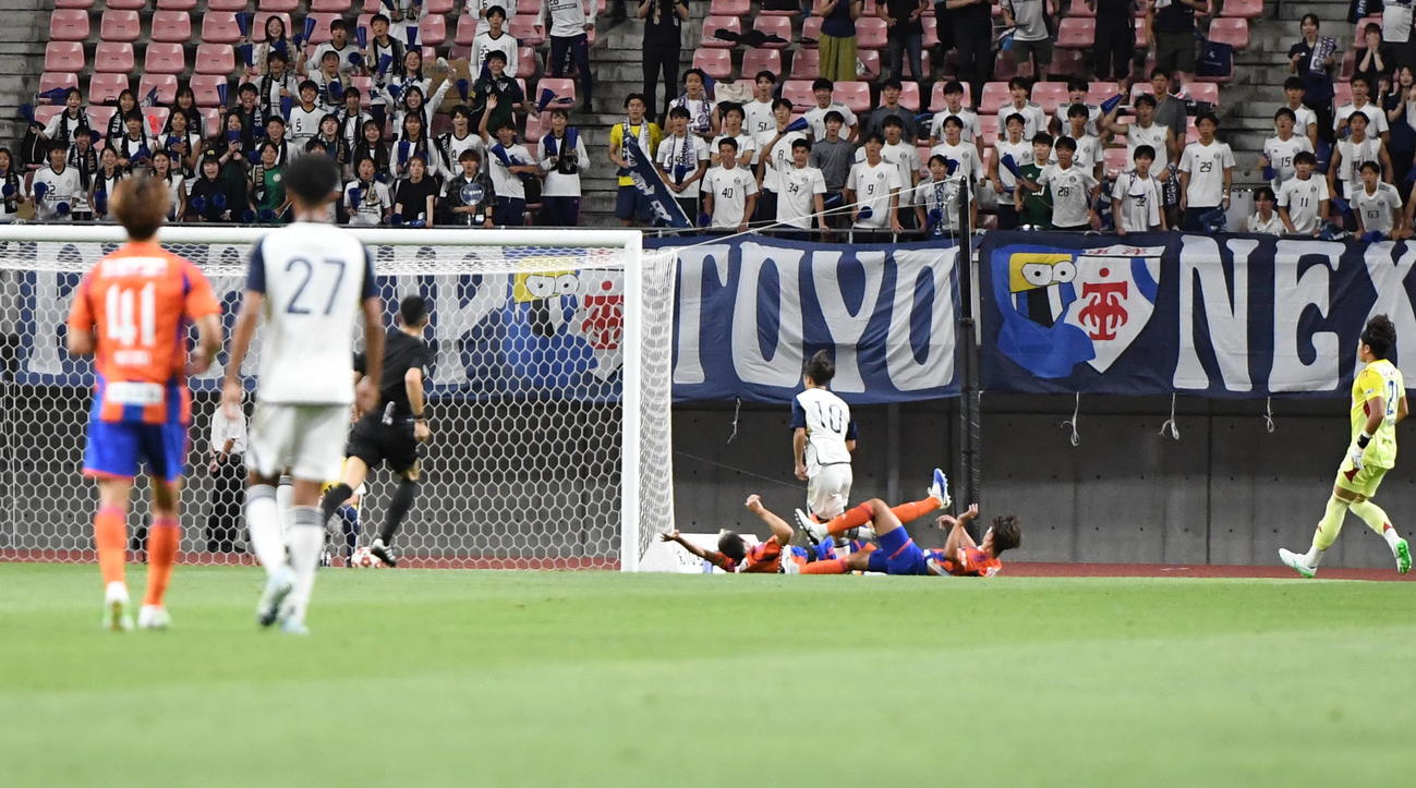 天皇杯3回戦・J1新潟対東洋大　1－1の後半12分に勝ち越す東洋大（撮影・小林忠）