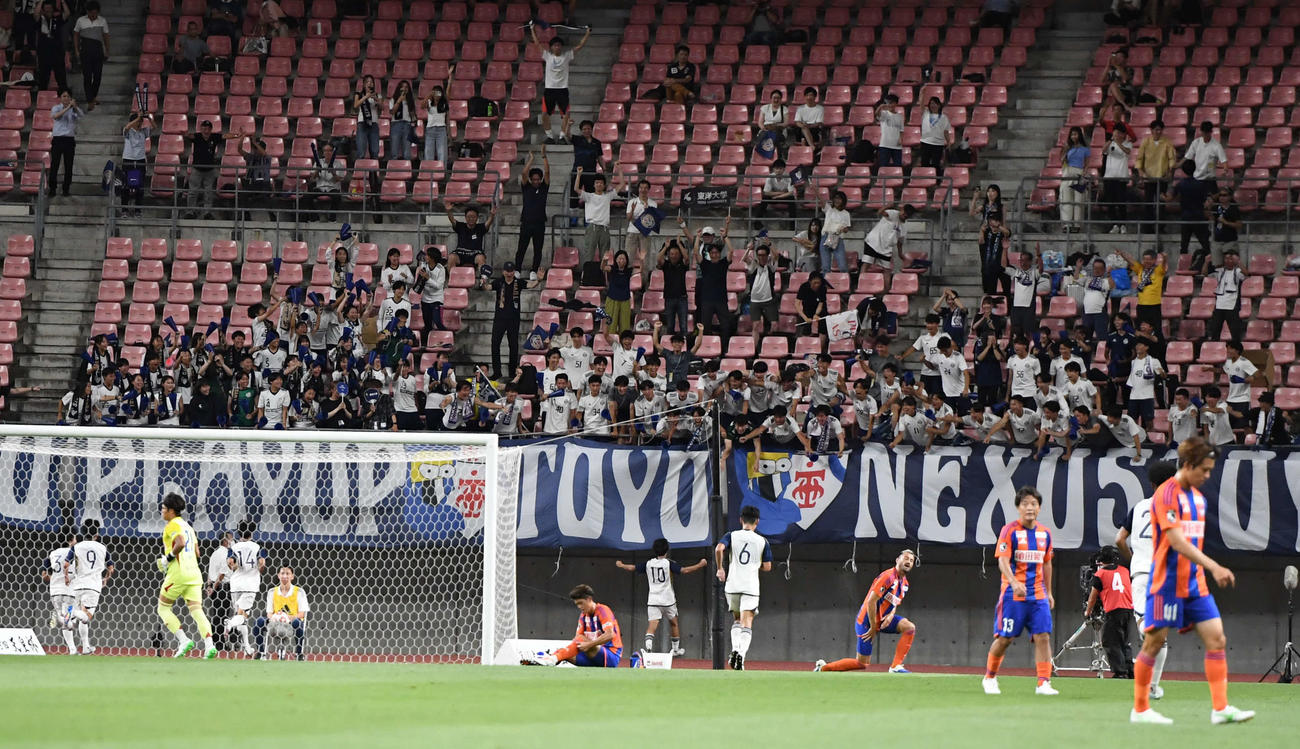 天皇杯3回戦・J1新潟対東洋大　1－1の後半12分に勝ち越す東洋大（撮影・小林忠）