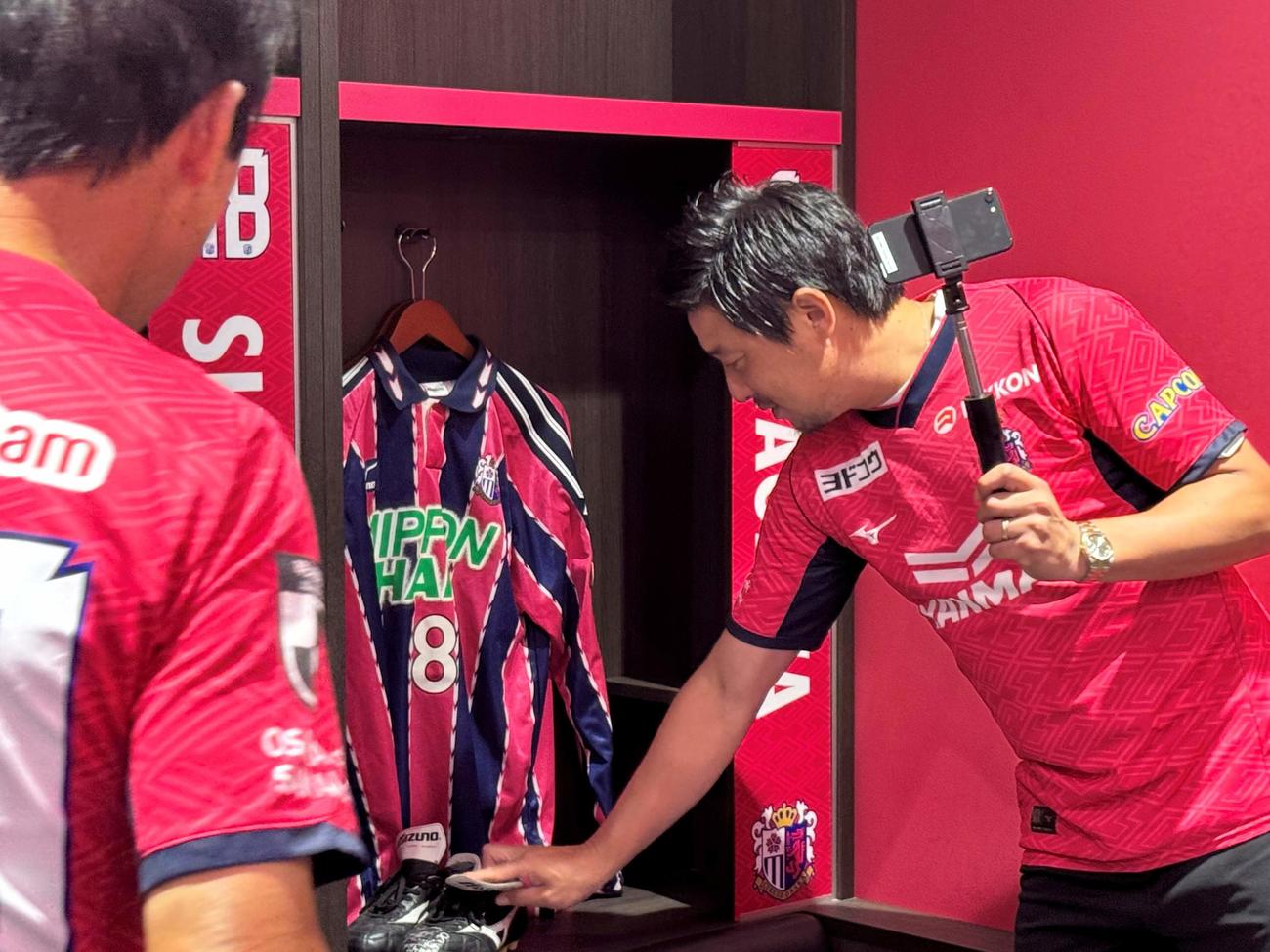 不登校で悩む児童へオンラインでスタジアムツアーを実施したアンバサダーの酒本憲幸さん（右）ら（提供・セレッソ大阪）