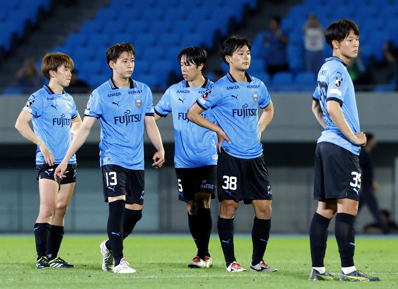 PK戦の末、相模原に敗れ、ぼうぜんとする川崎の選手たち（共同）