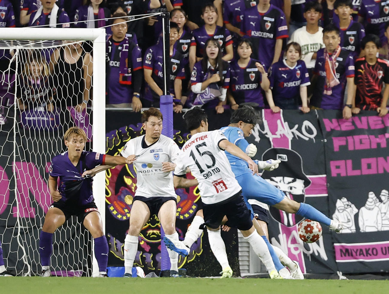 京都－横浜FC　延長後半、同点ゴールを決める京都GK太田（右端）（共同）