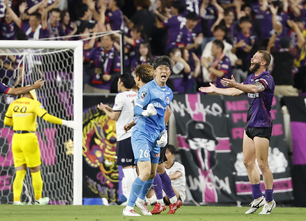 京都－横浜FC　延長後半、同点ゴールを決め喜ぶ京都GK太田（右から2人目）（共同）