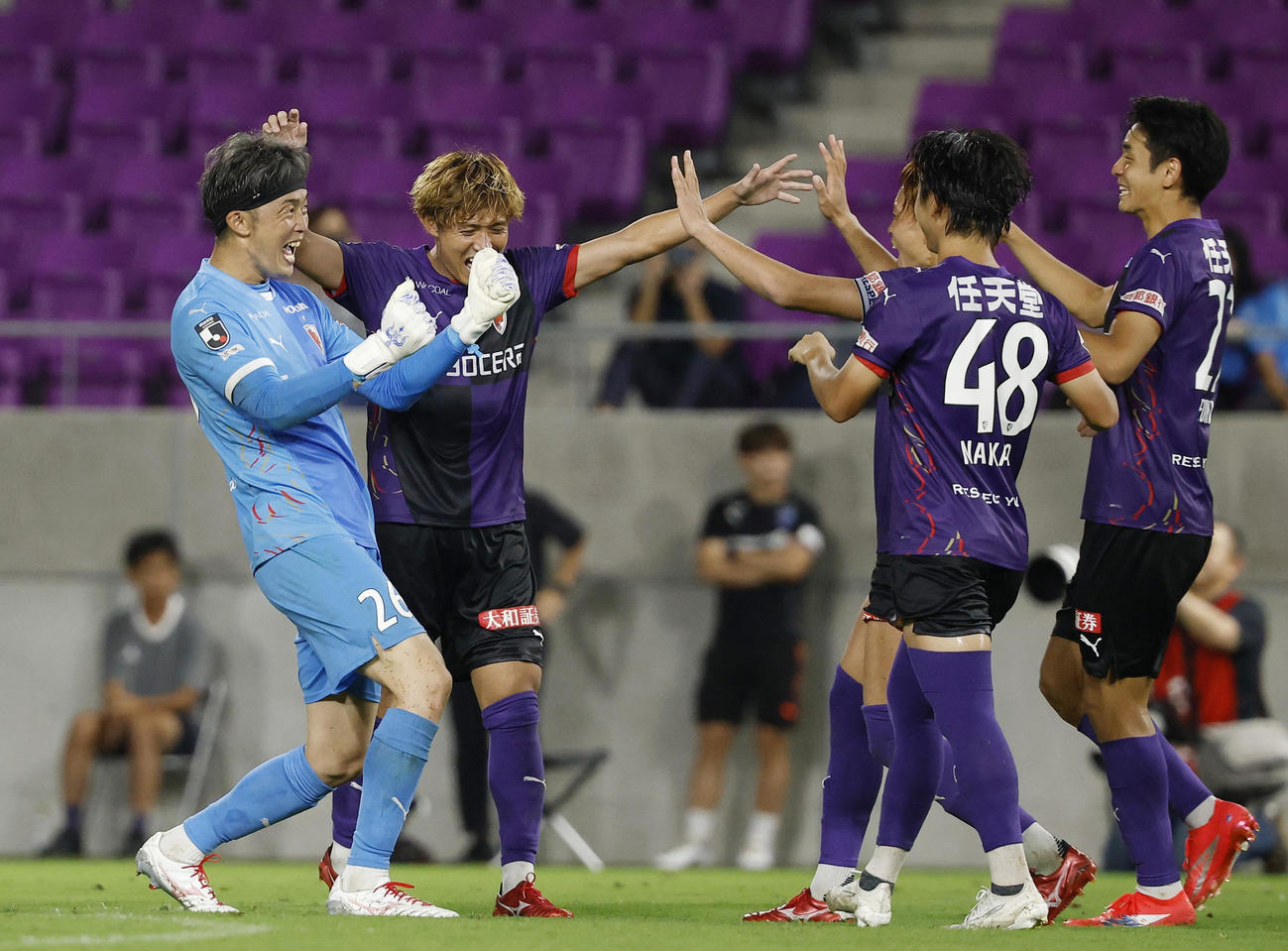 PK戦の末、横浜FCに勝利して喜ぶGK太田（左端）ら京都イレブン（共同）