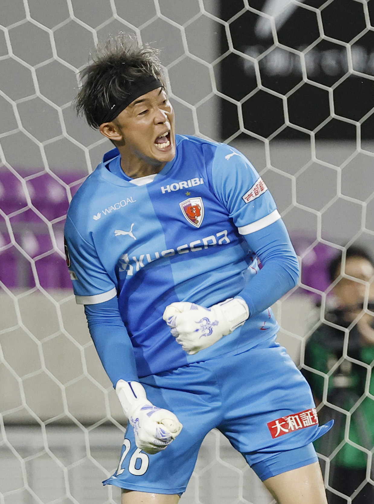 京都－横浜FC　PK戦で横浜FCの2人目・伊藤翔のキックを止め喜ぶ京都GK太田（共同）