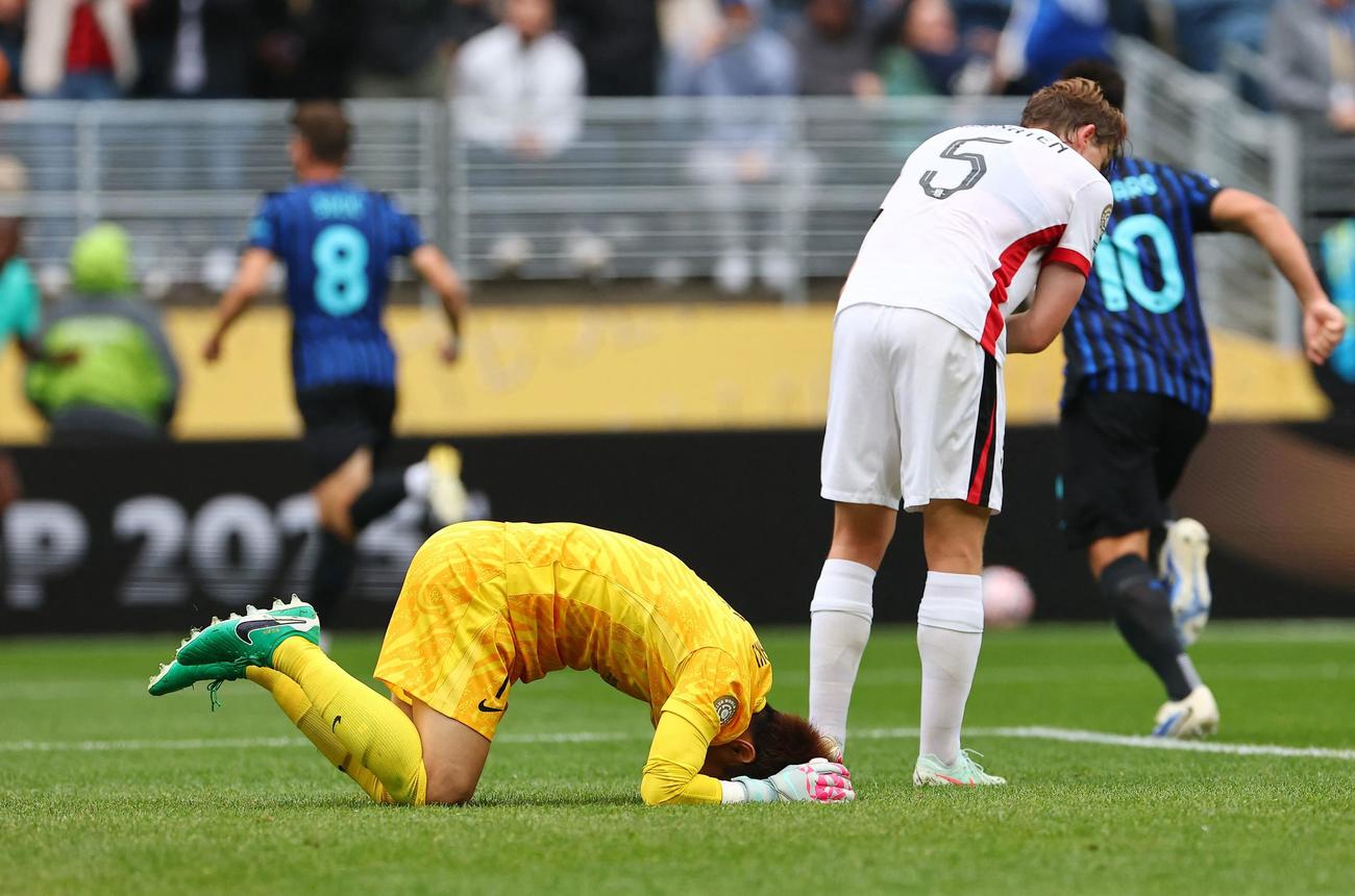 6月21日、クラブW杯のインテル・ミラノ戦で勝ち越しゴールを決められ悔しがる浦和の西川周作（ロイター）