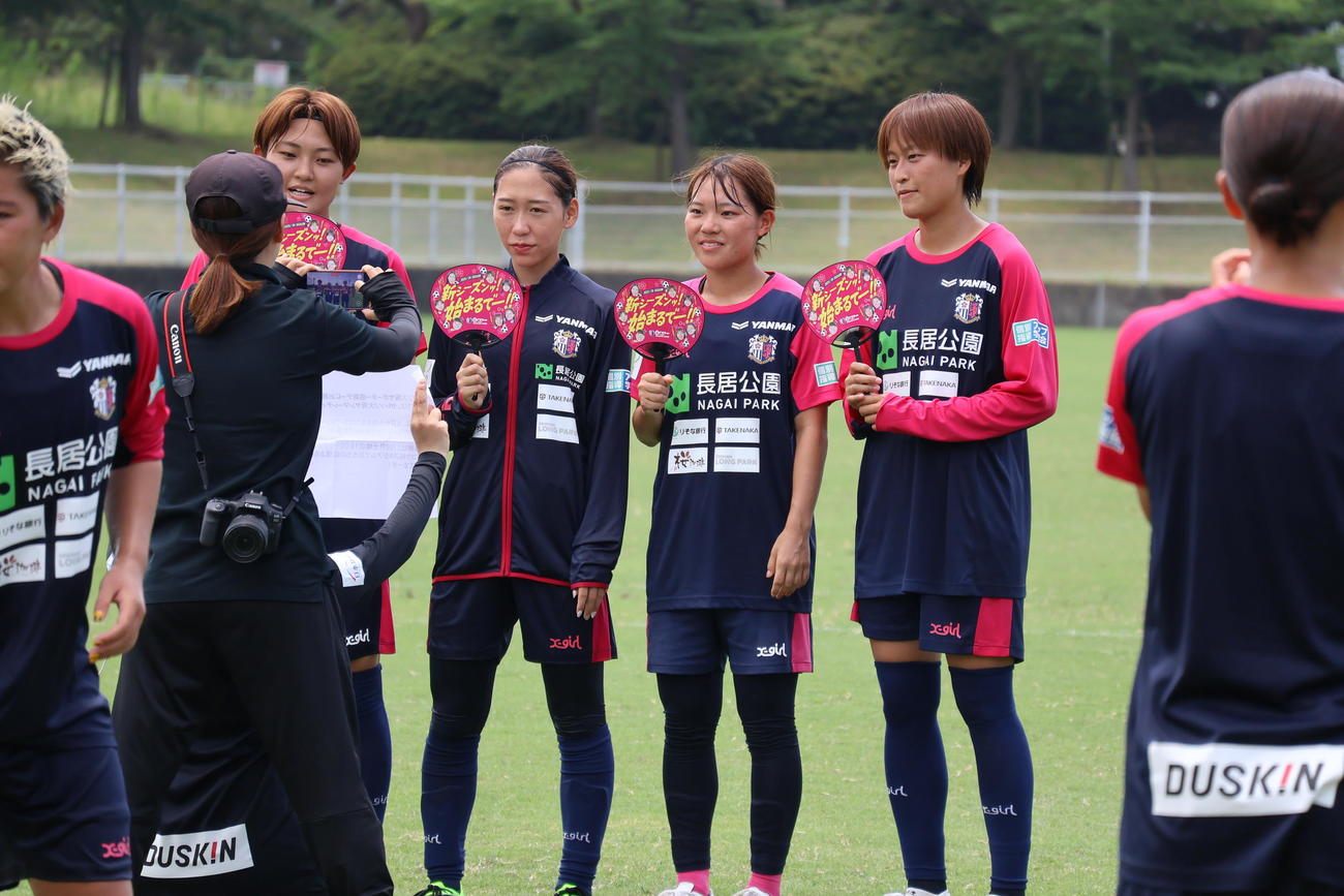 C大阪ヤンマーの右から、副主将の宝田沙織、高和芹夏、主将の脇阪麗奈、副主将の米田博美