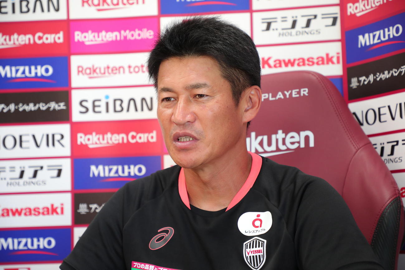 オンライン取材に応じる神戸の吉田監督（C）VISSEL KOBE