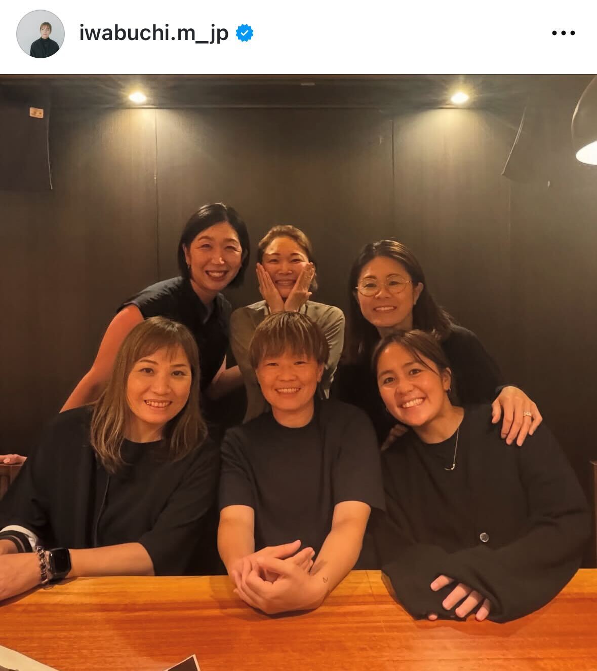 レジェンドに囲まれる岩渕真奈さん（インスタグラムから）