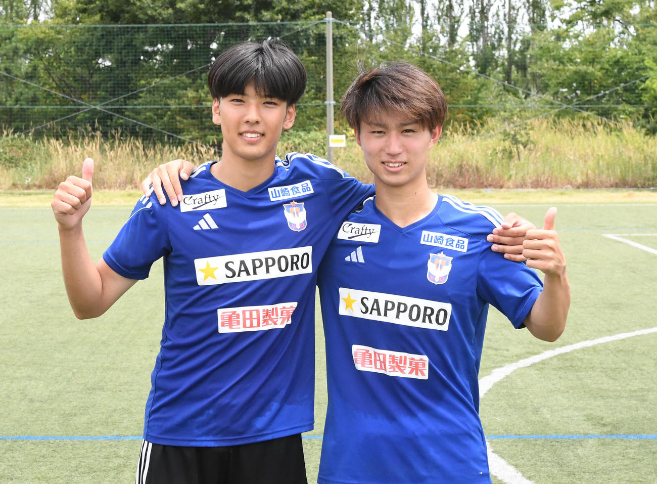 新潟U－18の竹ノ谷（左）と稲場（撮影・小林忠）