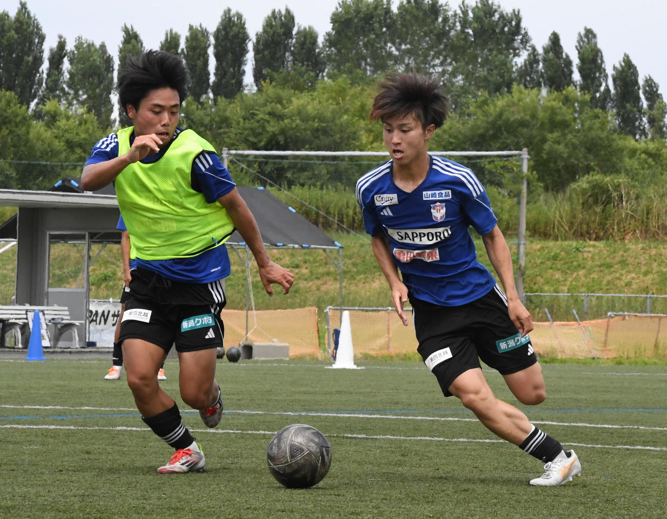 新潟U－18の稲場（右）（撮影・小林忠）