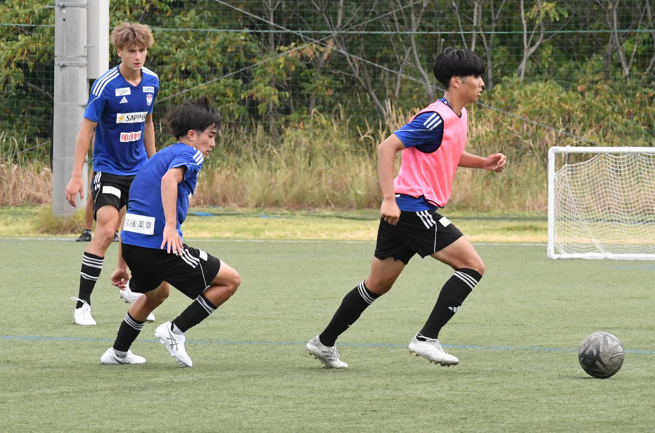 新潟U－18の竹ノ谷（右）（撮影・小林忠）