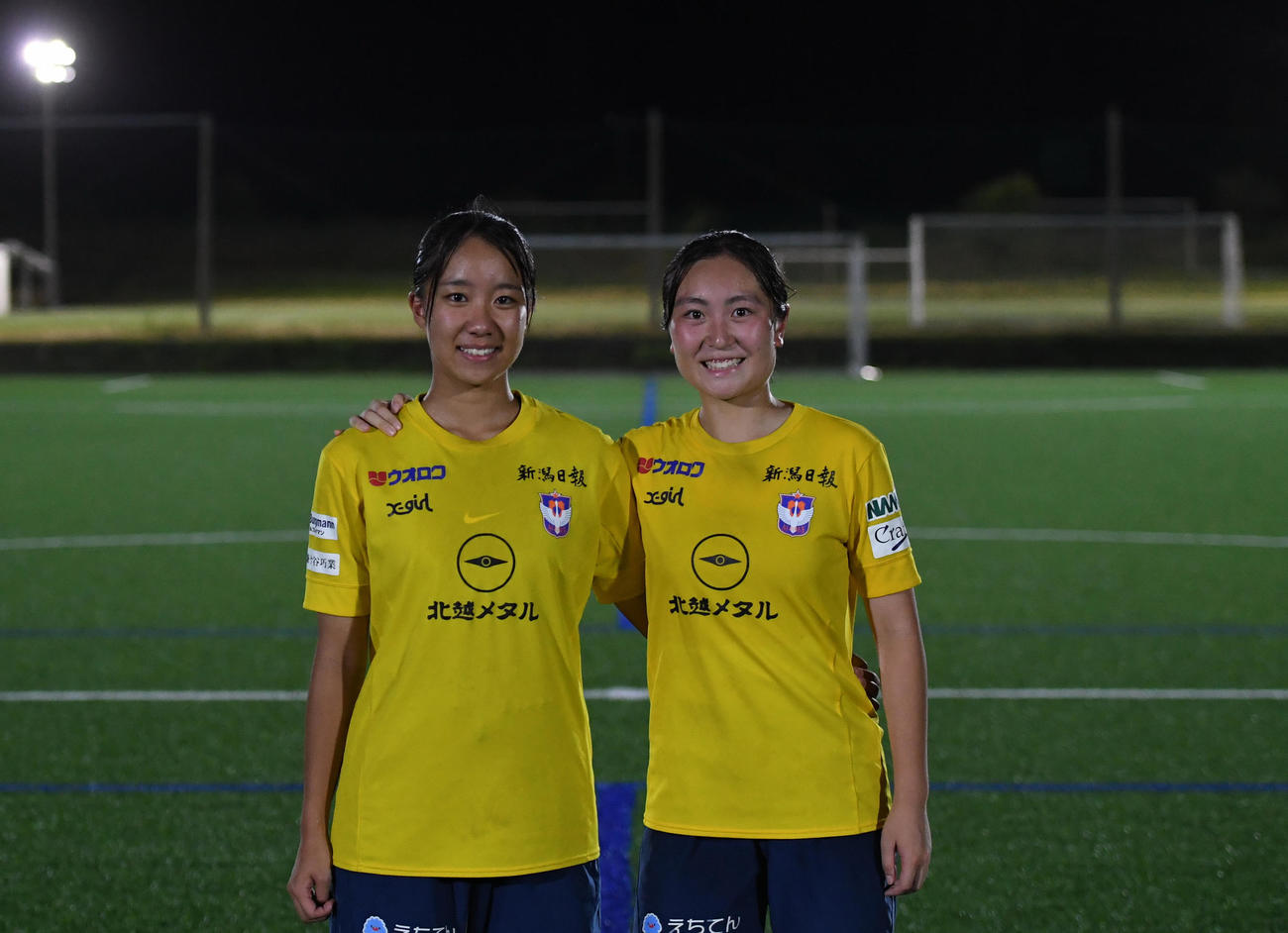 新潟レディースU－18の登坂（左）と更級（撮影・小林忠）