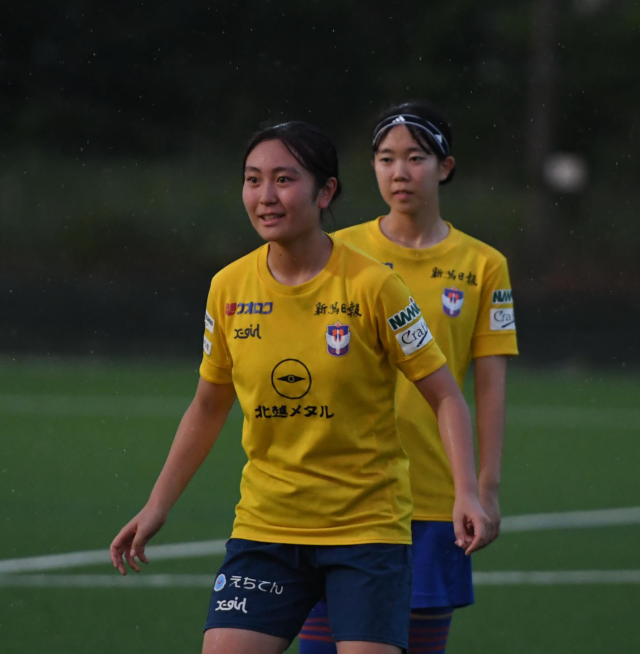 新潟レディースU－18の更級（左）（撮影・小林忠）
