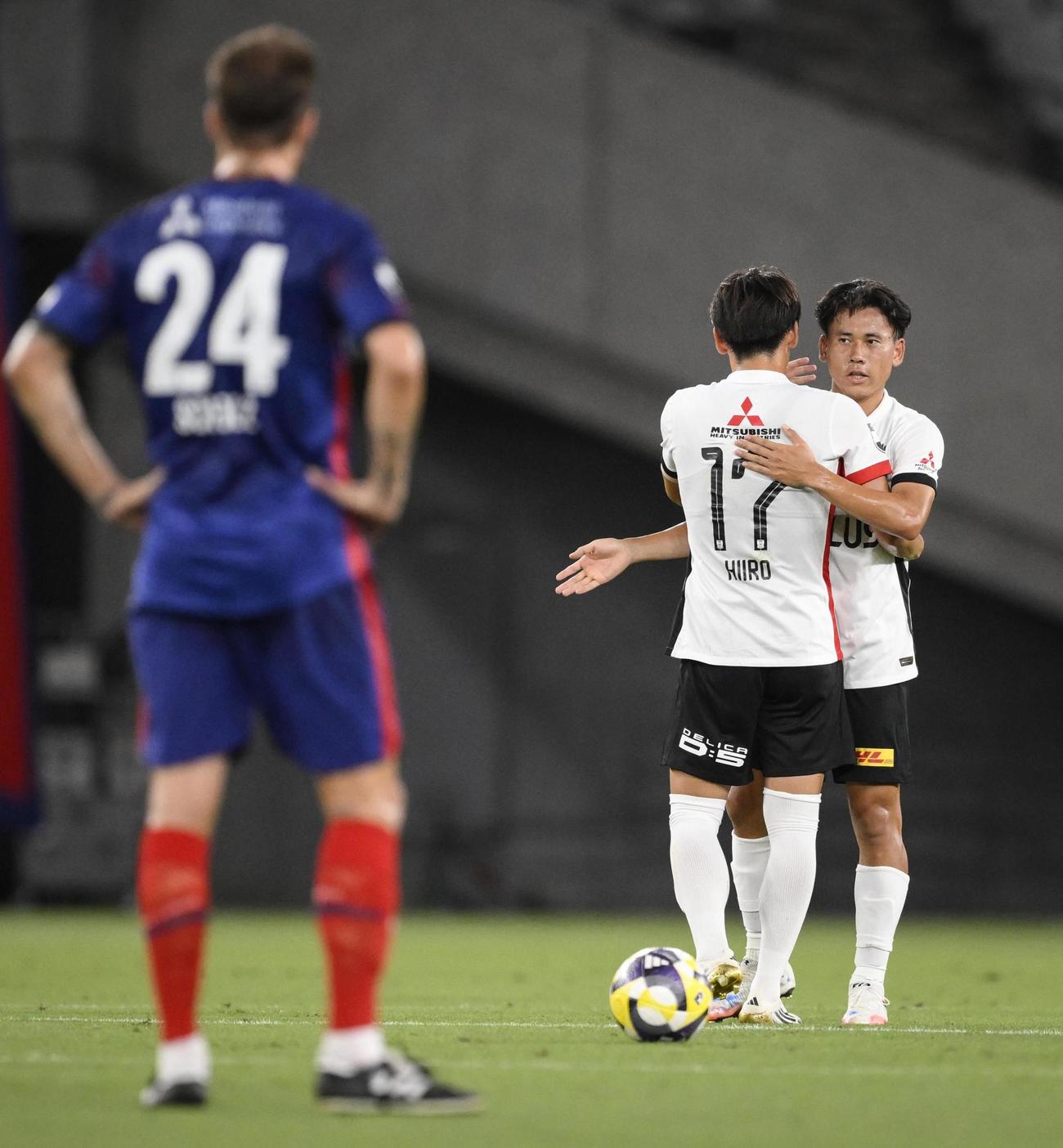 FC東京―浦和　前半、ゴールを決め祝福される浦和・安居（右）(共同)