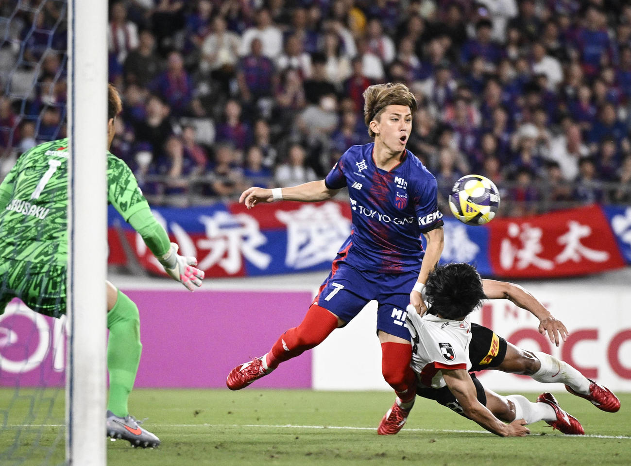 FC東京―浦和　後半、ゴール前に飛び込むFC東京・安斎（7）(共同)