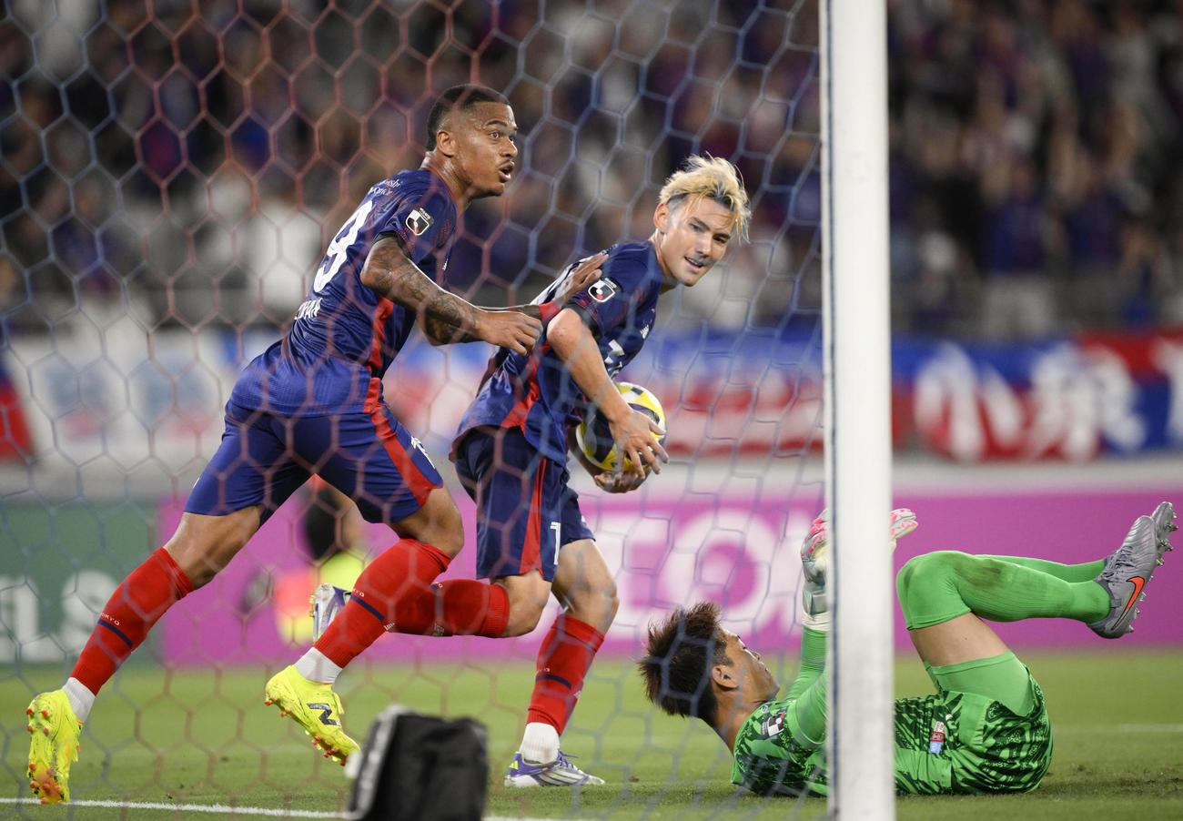 FC東京―浦和　後半、チーム2点目のゴールを決め、駆け出すFC東京・マルセロヒアン（左）。GK西川(共同)