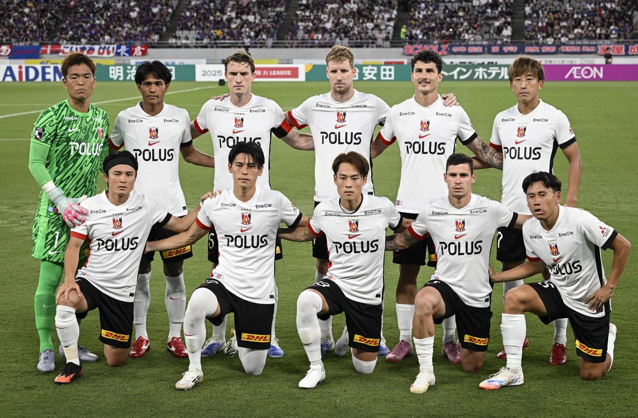 FC東京戦に臨む浦和イレブン(共同)