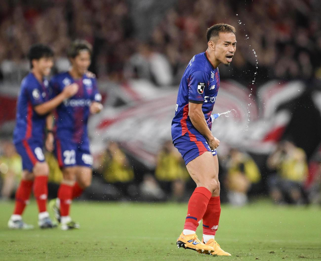 FC東京―浦和　前半、遠藤が先制ゴールを決め、喜ぶFC東京・長友(共同)