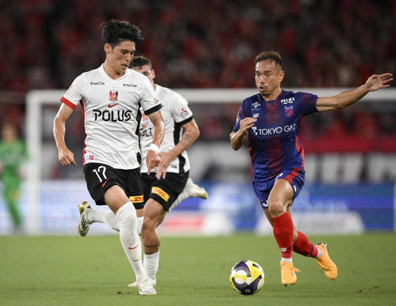 FC東京―浦和　前半、攻め込む浦和・小森（左）(共同)