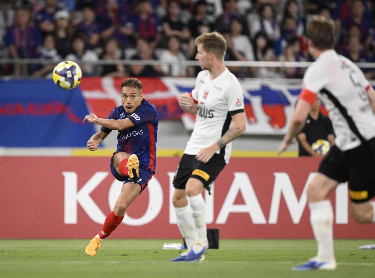 FC東京対浦和　後半、クロスを上げる東京長友（左）(共同)