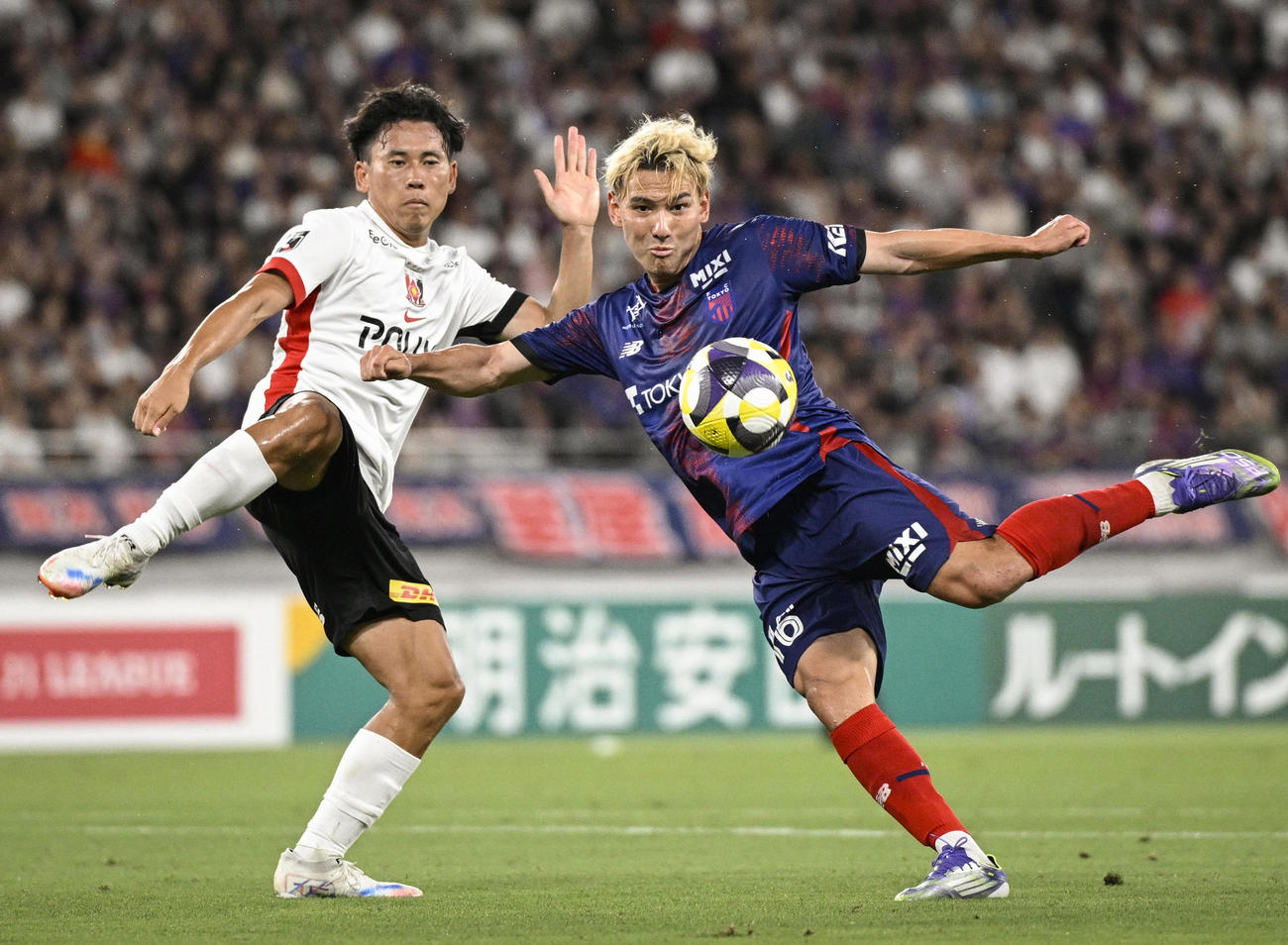 FC東京―浦和　後半、ゴールを狙うFC東京・佐藤（右）(共同)