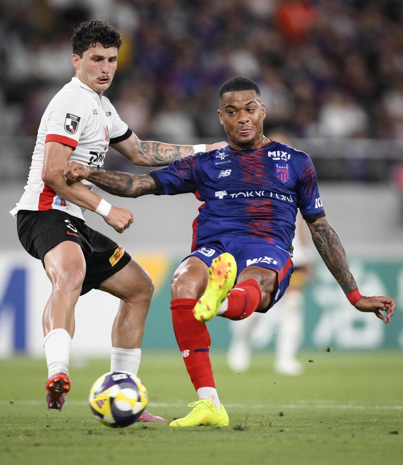 FC東京―浦和　後半、チーム2点目のゴールを決めるFC東京・マルセロヒアン（右）(共同)