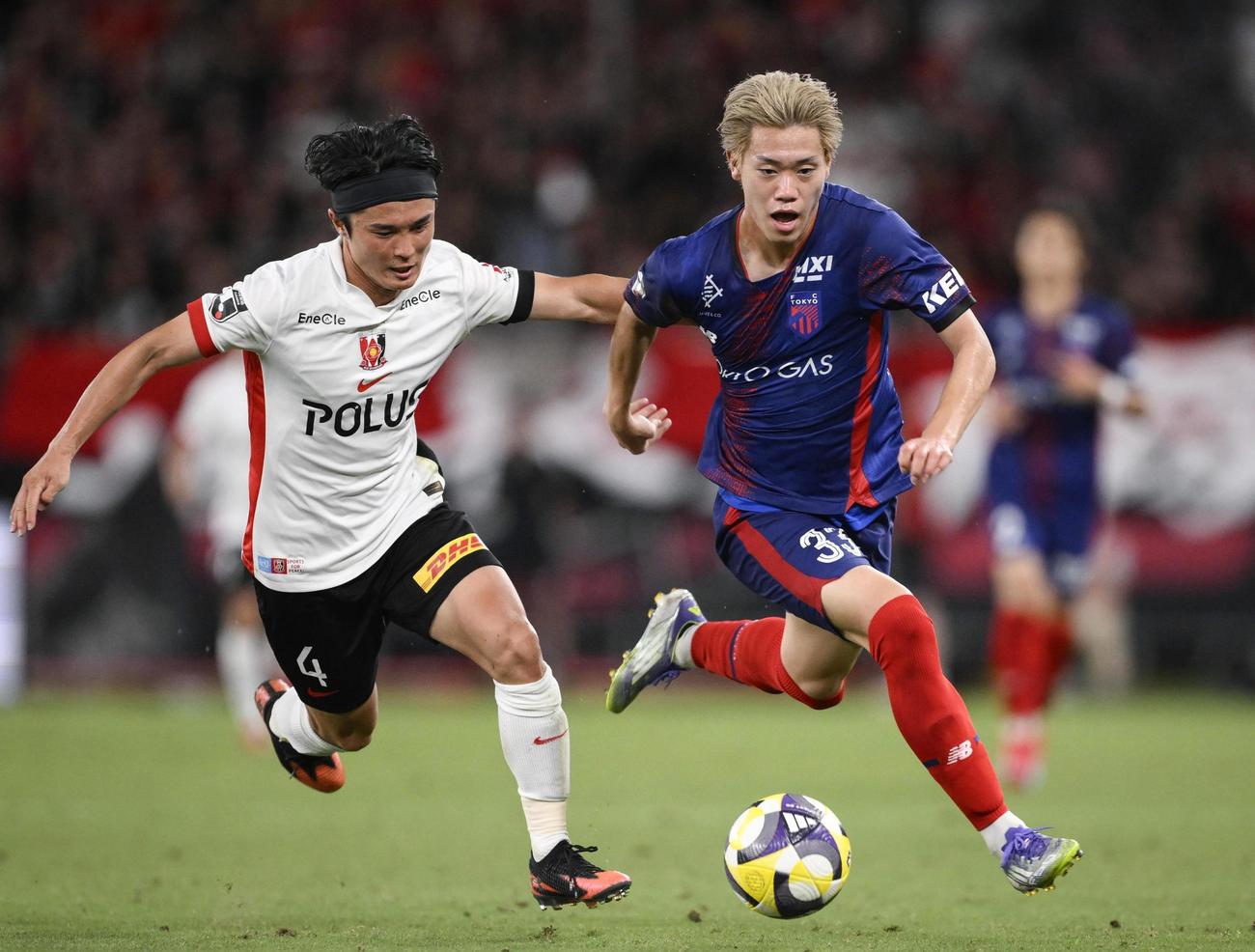 FC東京―浦和　後半、ドリブルで攻め込むFC東京・俵積田（右）(共同)