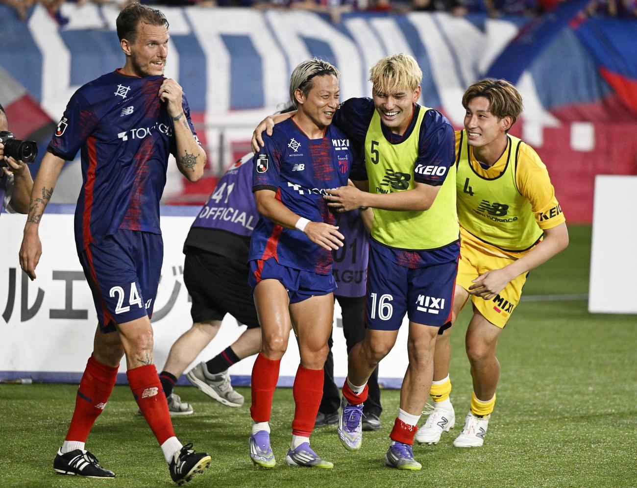 後半、決勝ゴールを決め、祝福されるFC東京・仲川（左から2人目、共同）