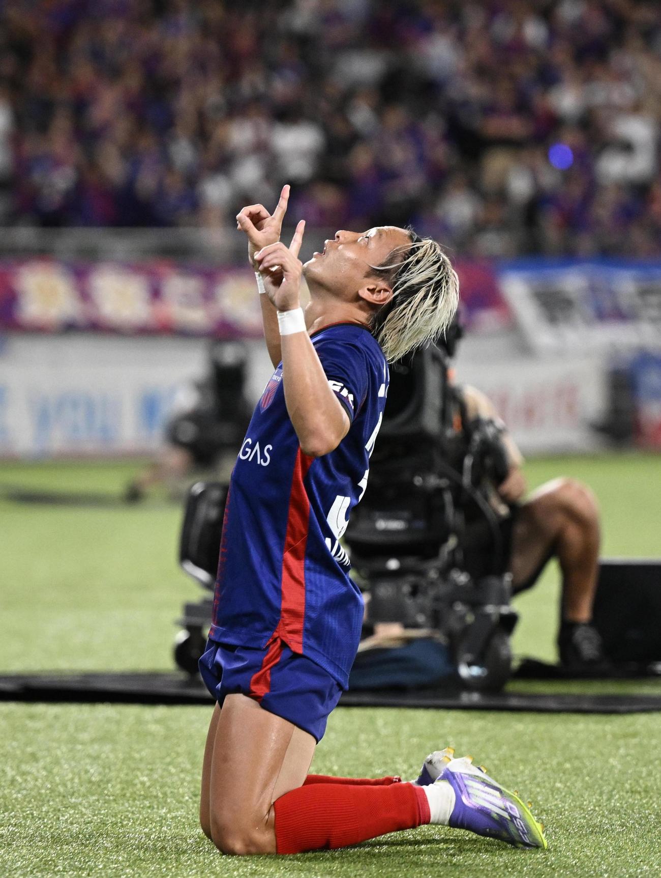 後半、決勝ゴールを決め、天を指さすFC東京・仲川（共同）