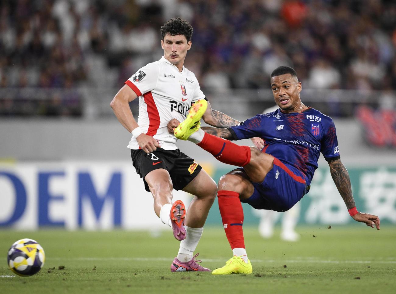 東京対浦和　後半、チーム2点目のゴールを決める東京マルセロヒアン（右）